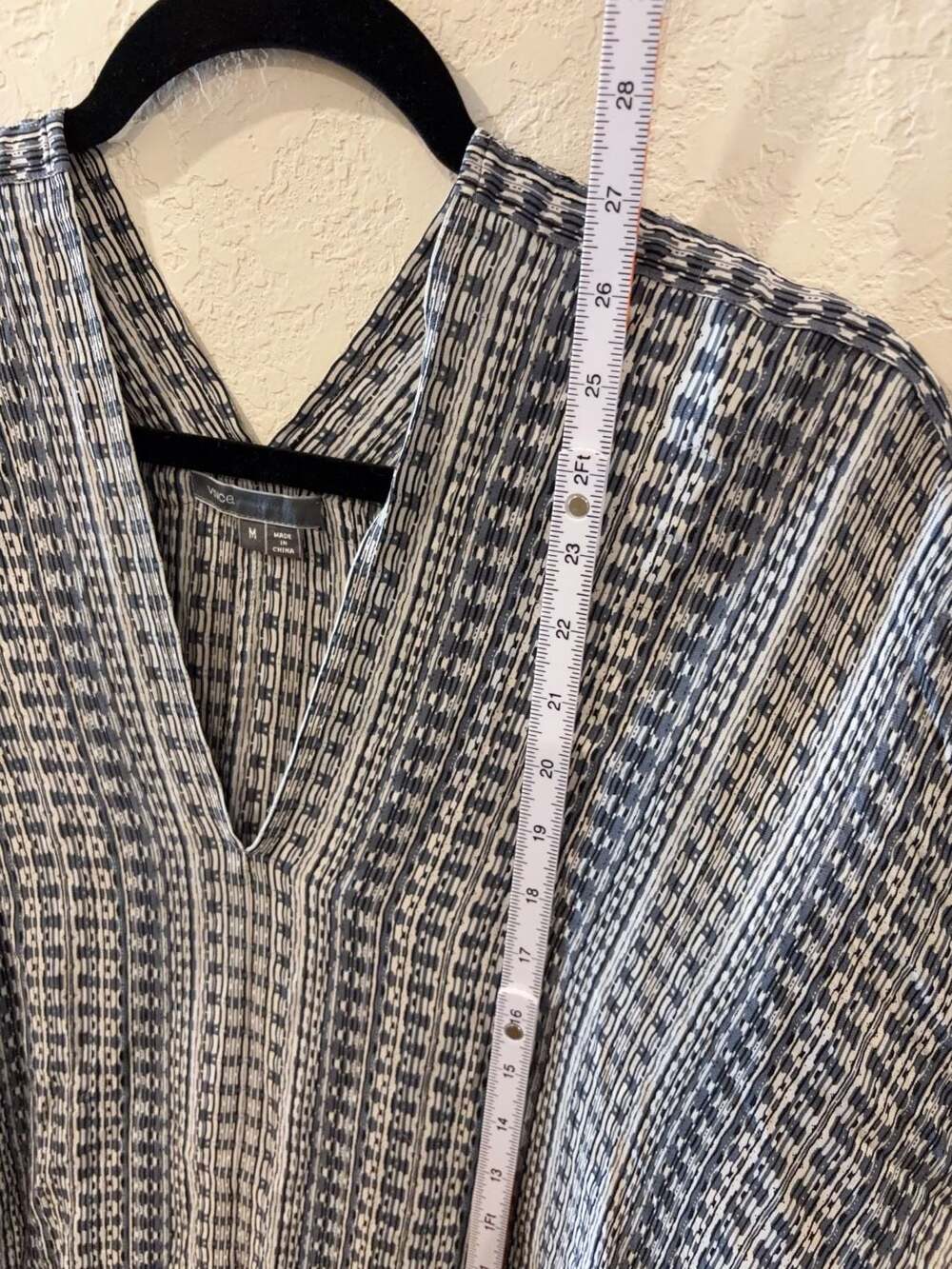 Vince Printed Dolman V-Neck Blouse 100% silk - Picture 5 of 6